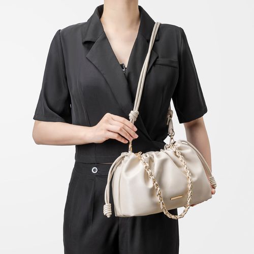 Bolsa Tiracolo Off White Franzida Alça Corrente