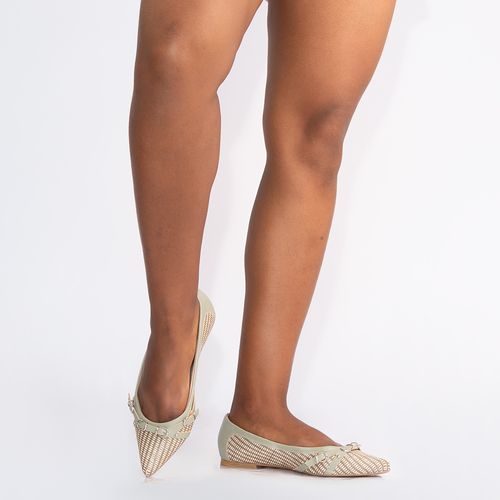 Sapatilha de Bico Fino com Aplicação de Fivelas