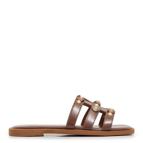 Rasteira Marrom Enfeites e Tachas