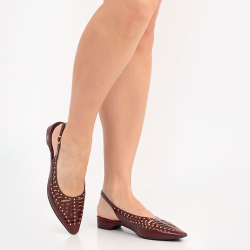 Sapatilha bordô com detalhe de tachas