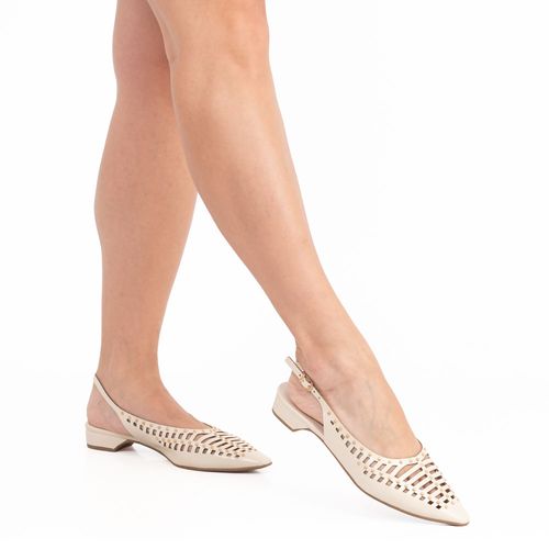 Sapatilha Off White com Detalhe de Tachas