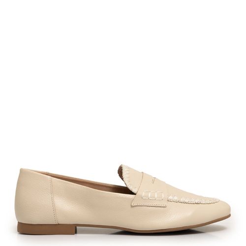 Mocassim off white com pesponto