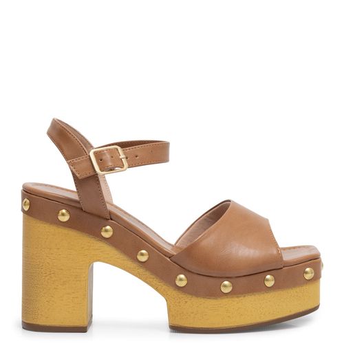 Sandália Clog Caramelo Meia Pata Tachas
