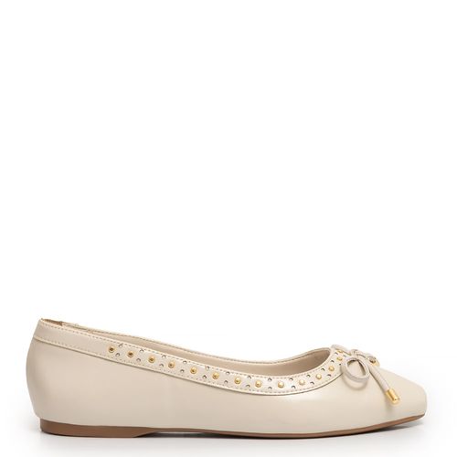 Sapatilha Off White Recortes e Tachas