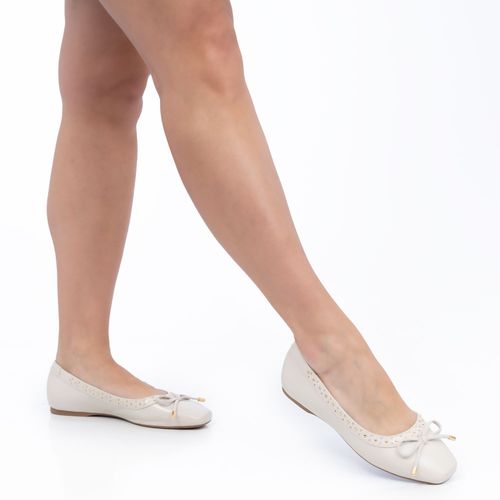 Sapatilha Off White Recortes e Tachas